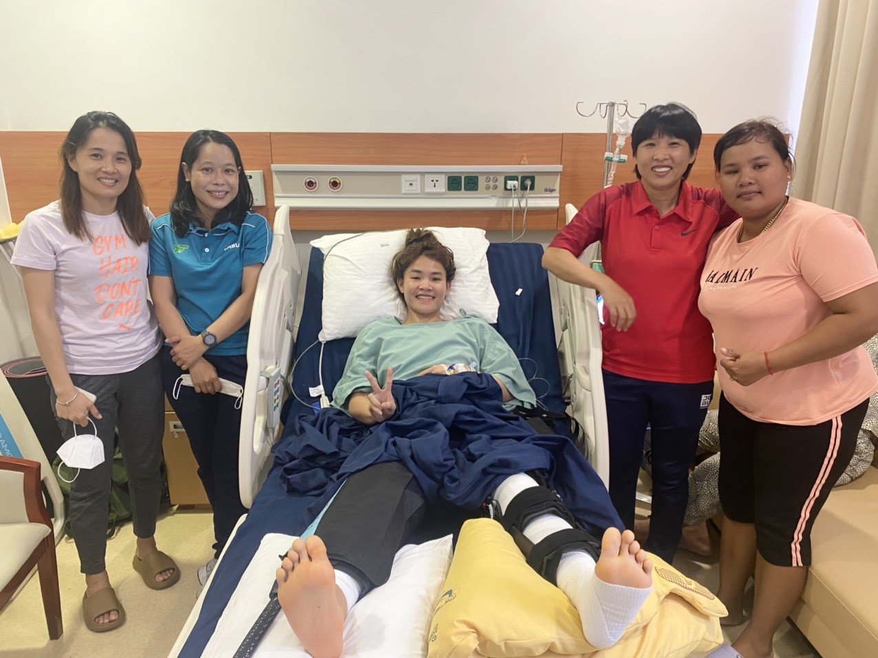1 ngày sau phẫu thuật, VĐV Chương Thị Kiều đã hoàn toàn ổn định về sức khỏe và tâm lý, vui mừng chào đón HLV Đoàn Kim Chi và các đồng đội tại CLB TP. Hồ Chí Minh 1 tới thăm. 1 ngày sau phẫu thuật, VĐV Chương Thị Kiều đã hoàn toàn ổn định về sức khỏe và tâm lý, vui mừng chào đón HLV Đoàn Kim Chi và các đồng đội tại CLB TP. Hồ Chí Minh 1 tới thăm.