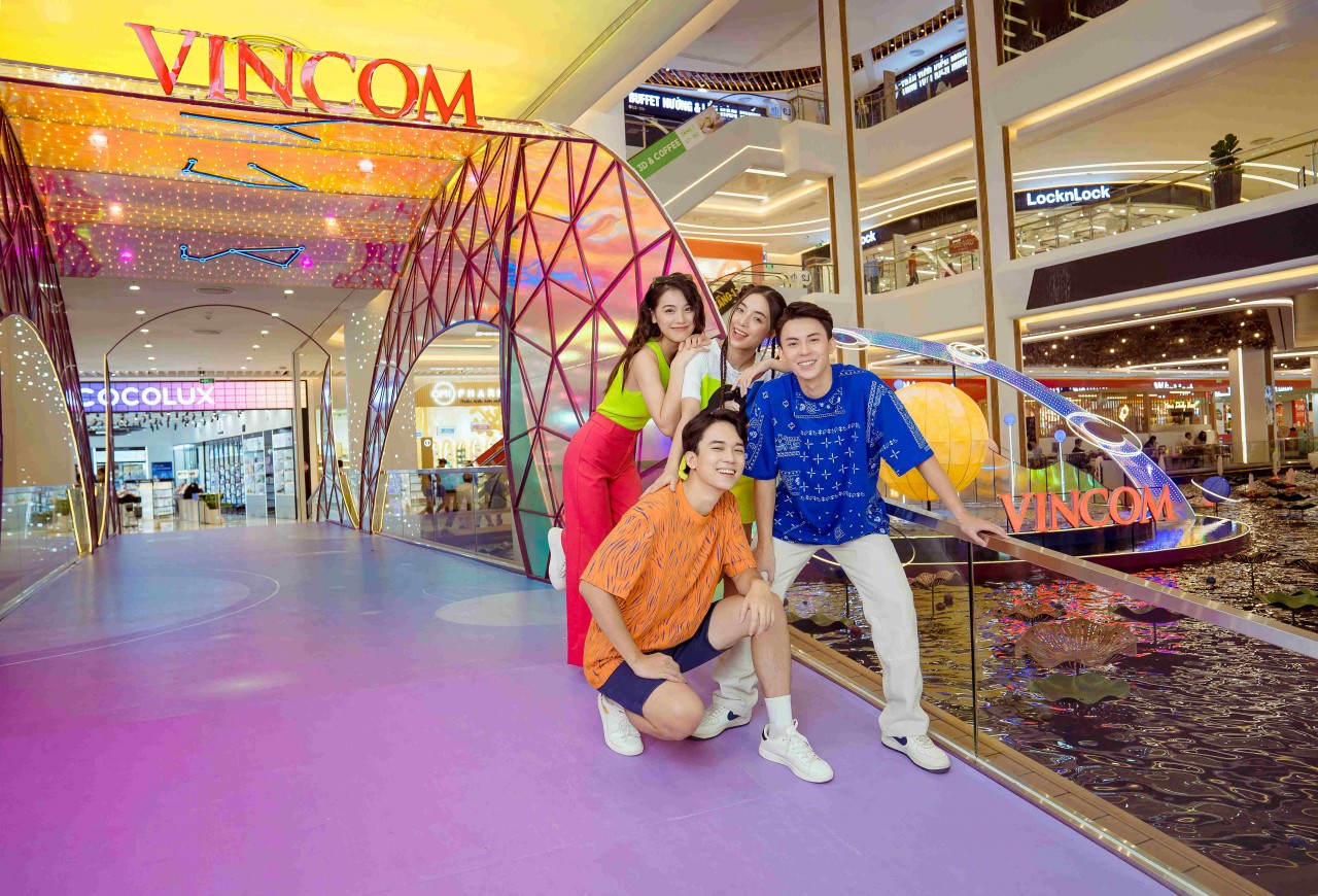 Các Hotface với trang phục mới nhất từ Zara check-in cực chất tại decor “Dòng sông ngân hà” tại Vincom Mega Mall Smart City. Các Hotface với trang phục mới nhất từ Zara check-in cực chất tại decor “Dòng sông ngân hà” tại Vincom Mega Mall Smart City.