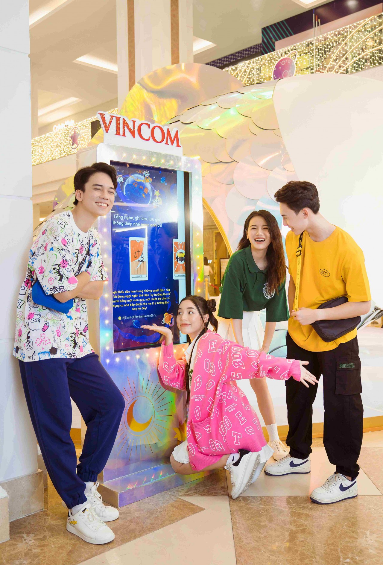 “Góc tâm linh” phiên bản 4.0 - nơi các GenZ háo hức chọn tụ bài để được “vũ trụ” giải mã những ẩn số trong cuộc sống. “Góc tâm linh” phiên bản 4.0 - nơi các GenZ háo hức chọn tụ bài để được “vũ trụ” giải mã những ẩn số trong cuộc sống.