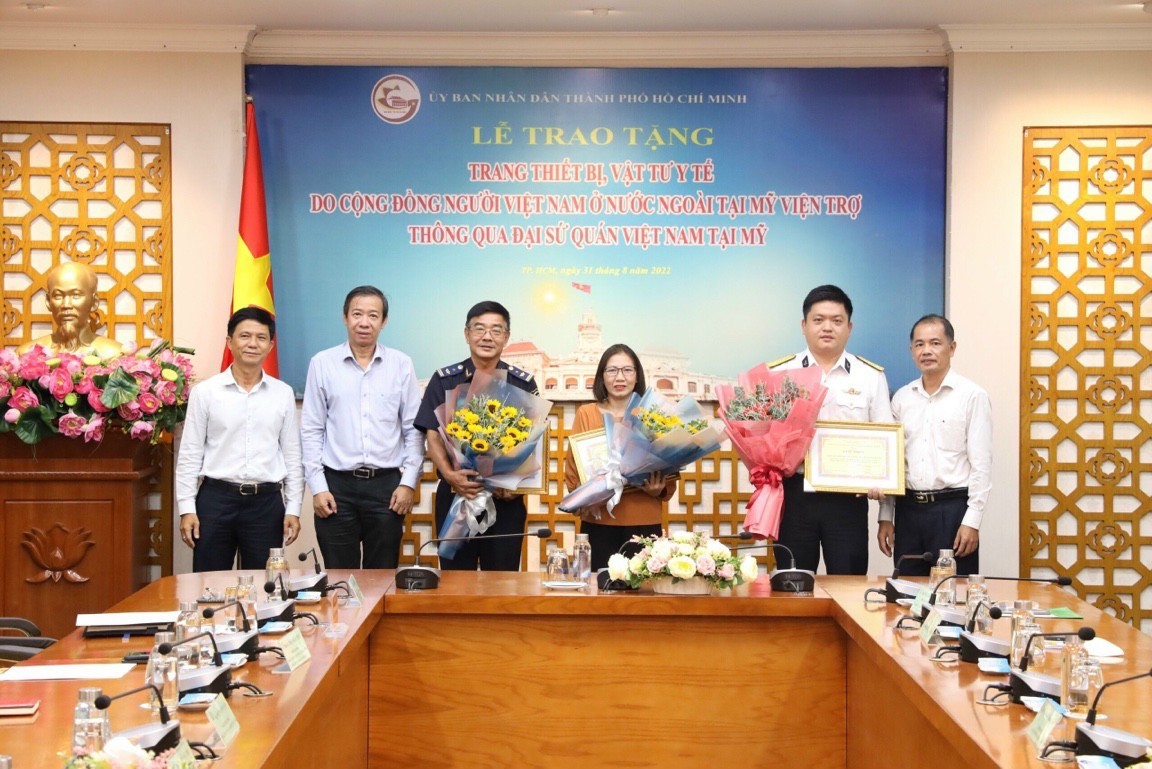 Kiều bào Mỹ viện trợ trang thiết bị y tế trị giá hơn 53.000 USD cho TP.HCM Kiều bào Mỹ viện trợ trang thiết bị y tế trị giá hơn 53.000 USD cho TP.HCM