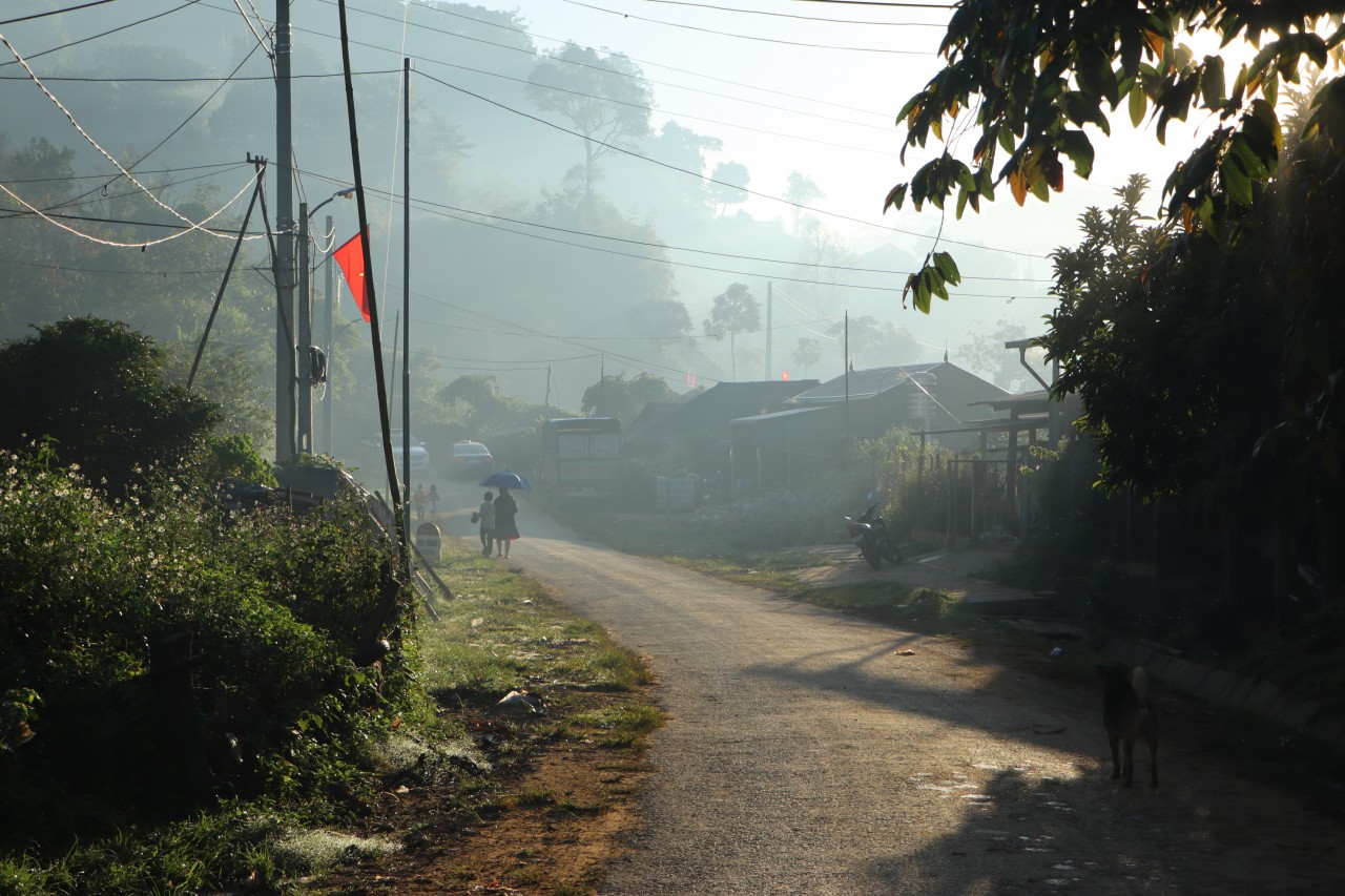 Cách trung tâm Thị trấn huyện Yên Châu khoảng 50km, bản Lao Khô trong ánh bình minh như một thiếu nữ dịu dàng giữa núi rừng Tây Bắc hùng vĩ