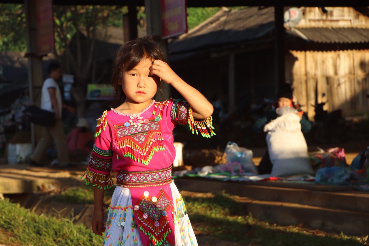 Chủ yếu là đồng bào dân tộc Mông sinh sống, bản Lao Khô nổi tiếng trong mắt du khách thập phương không chỉ là một điểm di tích lịch sử mà còn vì sự hiếu khách, nhiệt tình của con người nơi đây