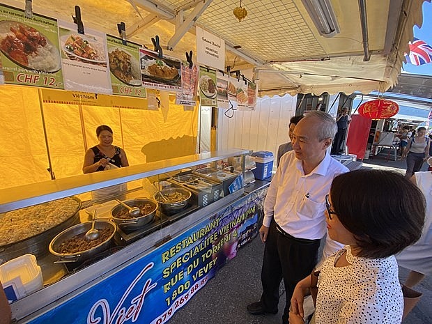 Ambassador Phung The Long visits the pavilion of the Maison Viet Restaurant at the weekend market in Vevey town. (Source: VNA) Ambassador Phung The Long visits the pavilion of the Maison Viet Restaurant at the weekend market in Vevey town. (Source: VNA)
