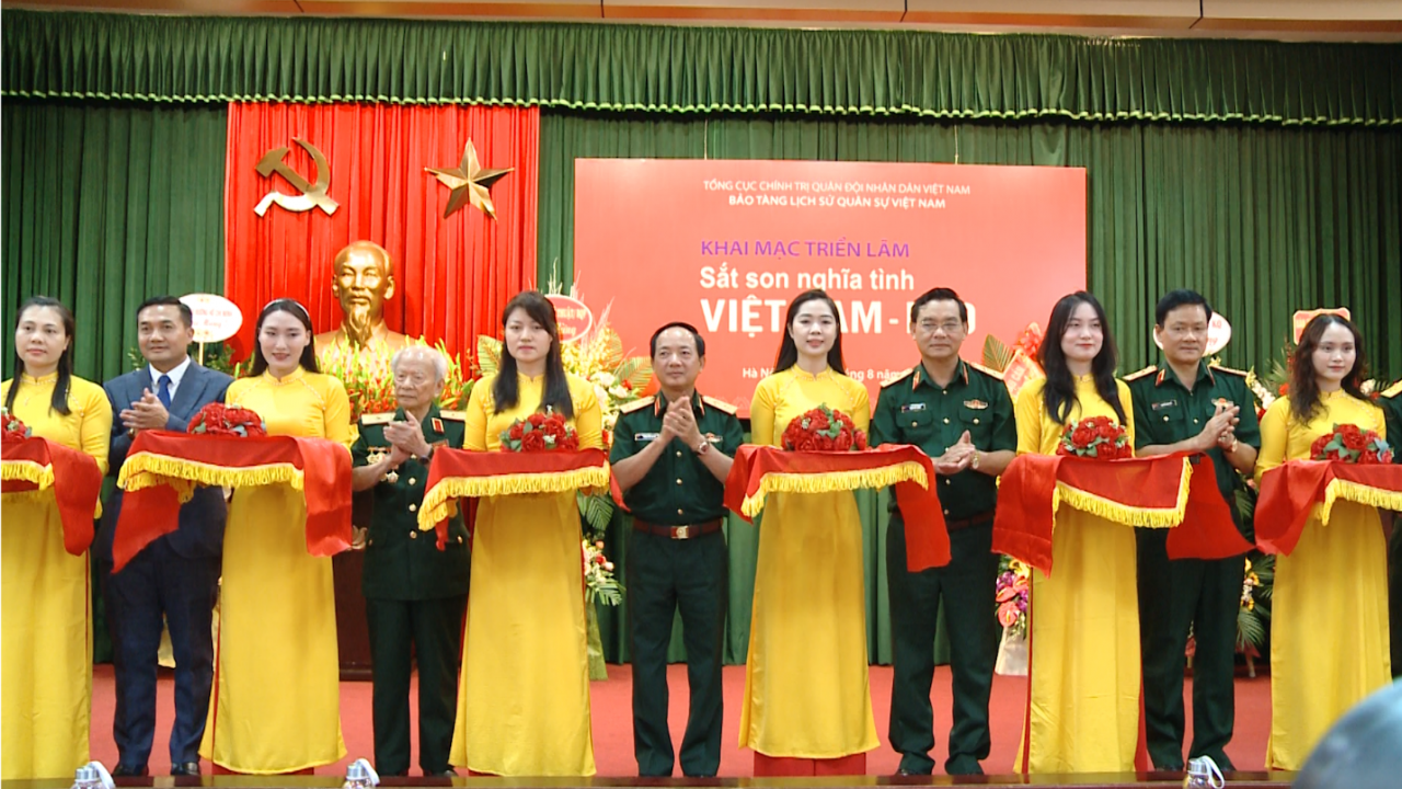 Khai mạc triển lãm “Sắt son nghĩa tình Việt Nam - Lào”.