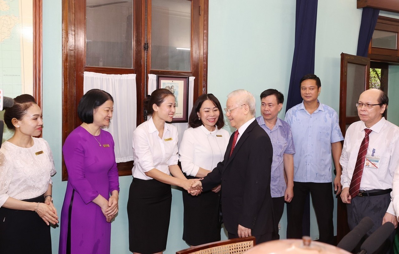 Tổng Bí thư dâng hương tưởng niệm Chủ tịch Hồ Chí Minh Tổng Bí thư dâng hương tưởng niệm Chủ tịch Hồ Chí Minh
