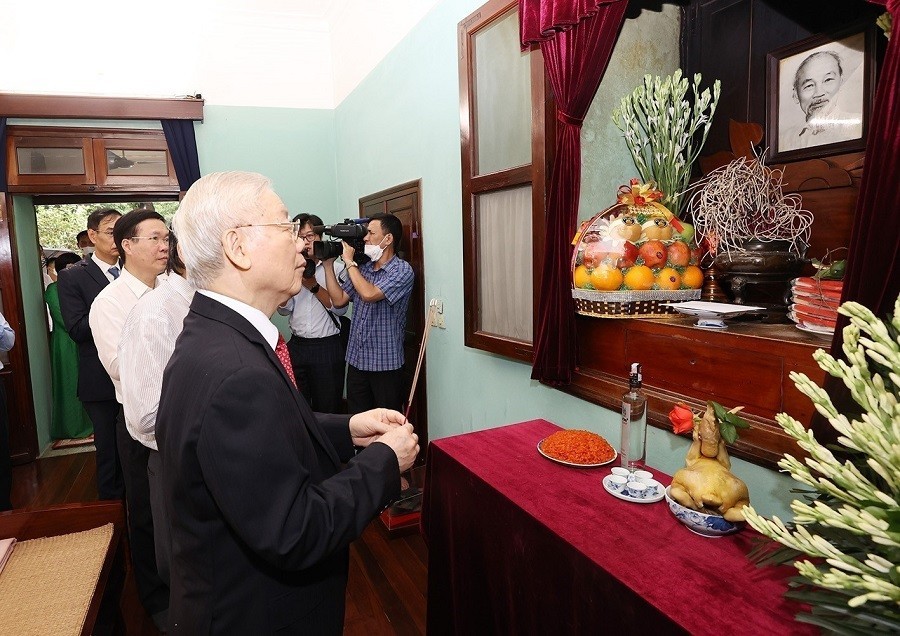 Tổng Bí thư dâng hương tưởng niệm Chủ tịch Hồ Chí Minh Tổng Bí thư dâng hương tưởng niệm Chủ tịch Hồ Chí Minh