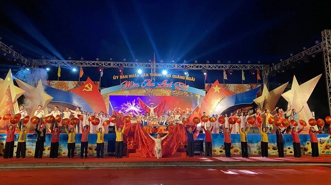 Thắp sáng ngọn lửa truyền thống yêu nước qua đêm nghệ thuật “Mùa thu lịch sử” Thắp sáng ngọn lửa truyền thống yêu nước qua đêm nghệ thuật “Mùa thu lịch sử”