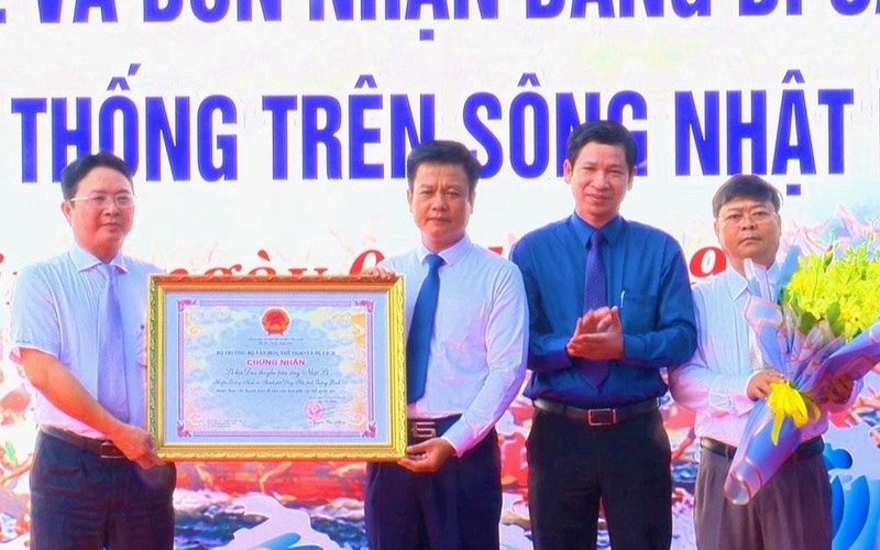 Đón bằng công nhận Di sản văn hóa phi vật thể cấp quốc gia lễ hội đua thuyền truyền thống sông Nhật Lệ Đón bằng công nhận Di sản văn hóa phi vật thể cấp quốc gia lễ hội đua thuyền truyền thống sông Nhật Lệ