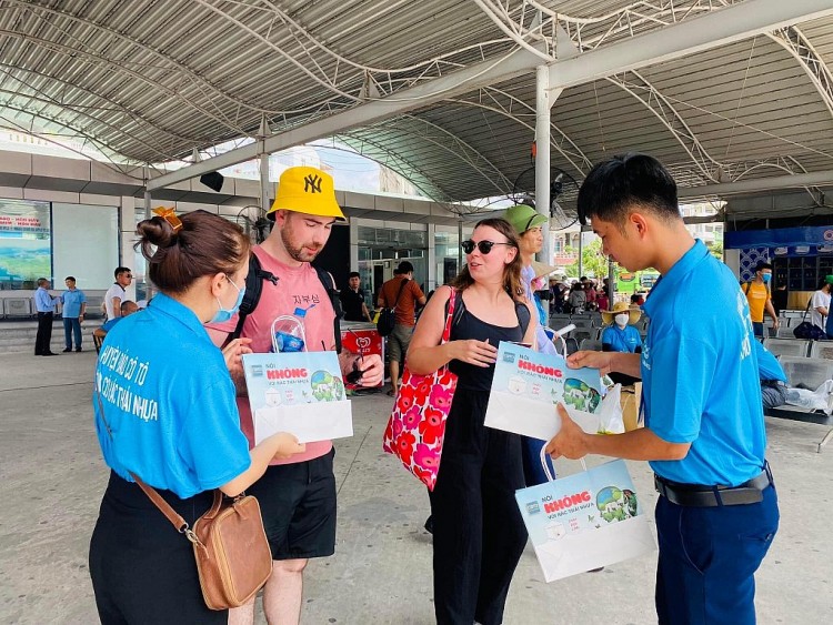Đoàn công tác huyện Cô Tô tuyên truyền và cung cấp túi giấy thay thế túi ni-lông cho du khách. Đoàn công tác huyện Cô Tô tuyên truyền và cung cấp túi giấy thay thế túi ni-lông cho du khách. Ảnh: Trung tâm TT-VH huyện Cô Tô) Đoàn công tác huyện Cô Tô tuyên truyền và cung cấp túi giấy thay thế túi ni-lông cho du khách. Đoàn công tác huyện Cô Tô tuyên truyền và cung cấp túi giấy thay thế túi ni-lông cho du khách. Ảnh: Trung tâm TT-VH huyện Cô Tô)