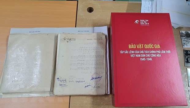 Thăm nơi lưu giữ Tập Sắc lệnh của Chủ tịch Chính phủ lâm thời Việt Nam | Văn hóa | Vietnam+ (VietnamPlus) Thăm nơi lưu giữ Tập Sắc lệnh của Chủ tịch Chính phủ lâm thời Việt Nam | Văn hóa | Vietnam+ (VietnamPlus)