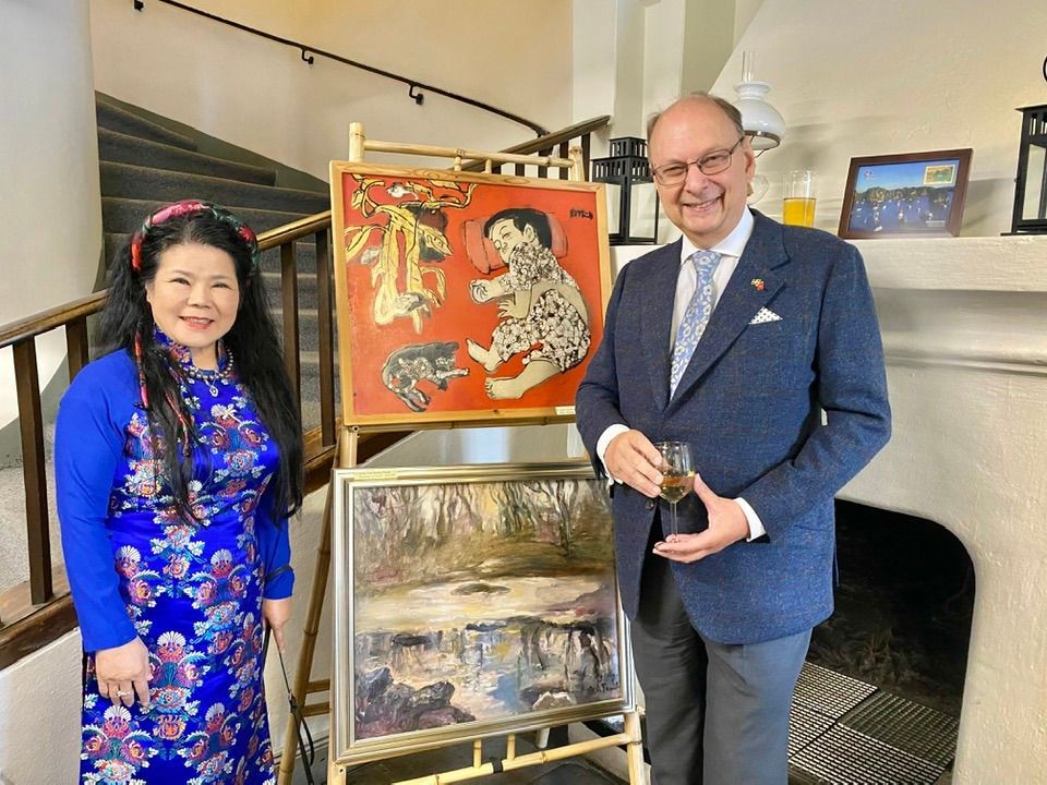 Artist Van Duong Thanh and Swedish Deputy Foreign Minister Robert Rydberg. Photo courtesy of the artist Artist Van Duong Thanh and Swedish Deputy Foreign Minister Robert Rydberg. Photo courtesy of the artist