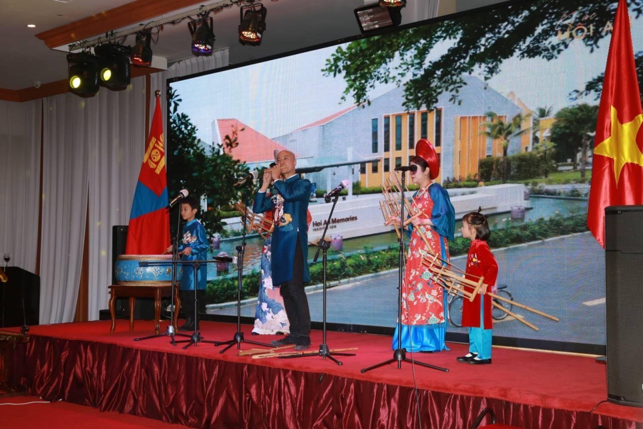 Art Activities Mark August Revolution and National Day Abroad Art Activities Mark August Revolution and National Day Abroad
