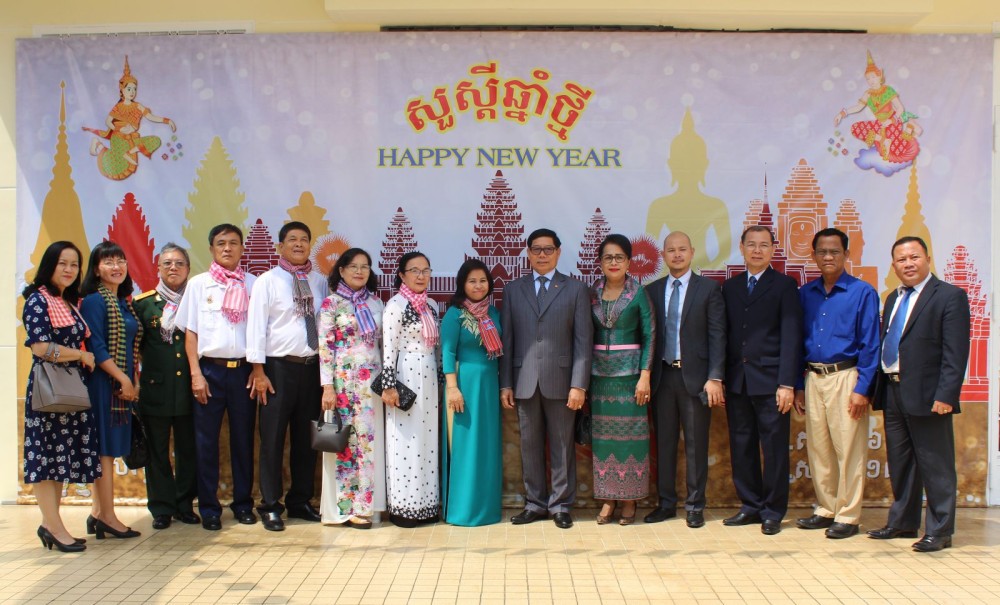 LHCTCHN, HHN Việt Nam - Lào TP Cần Thơ thăm và chúc tết cổ truyền Bunpimay Tổng lãnh sự Lào. Ảnh: CTV LHCTCHN, HHN Việt Nam - Lào TP Cần Thơ thăm và chúc tết cổ truyền Bunpimay Tổng lãnh sự Lào. Ảnh: CTV