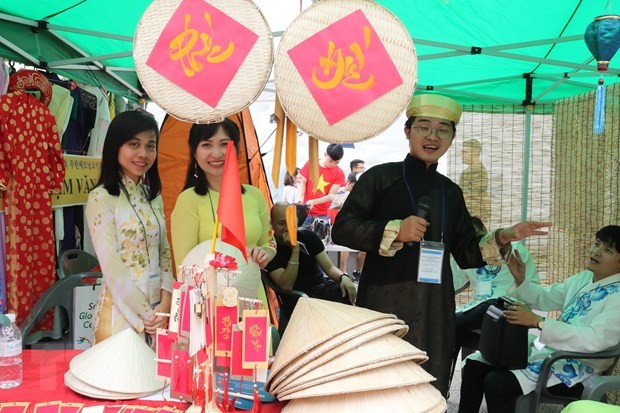 Gian hàng vẽ thư pháp trên giấy, trên nón lá tại Lễ hội văn hóa Việt Nam lần thứ 9, năm 2019 Gian hàng vẽ thư pháp trên giấy, trên nón lá tại Lễ hội văn hóa Việt Nam lần thứ 9, năm 2019