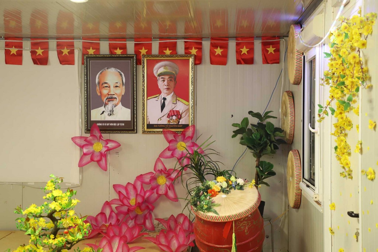 Tinh thần Việt Nam của người lính mũ nồi xanh ngày Quốc khánh. Trong ảnh là không gian Việt Nam được trang hoàng tại BVDC2.4 tại Nam Sudan. (Nguồn: BVDC 2.4) Tinh thần Việt Nam của người lính mũ nồi xanh ngày Quốc khánh. Trong ảnh là không gian Việt Nam được trang hoàng tại BVDC2.4 tại Nam Sudan. (Nguồn: BVDC 2.4)
