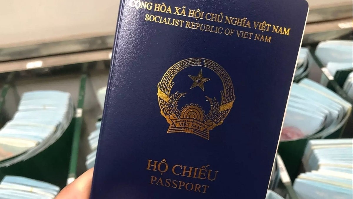 A new Vietnamese passport issued by the Ministry of Public Security. Photo: VOV A new Vietnamese passport issued by the Ministry of Public Security. Photo: VOV