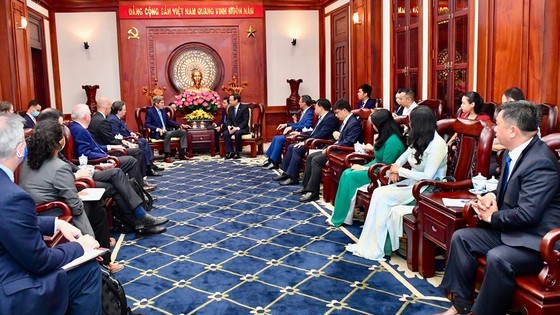 Bí thư Thành ủy TPHCM tiếp Đặc phái viên của Tổng thống Hoa Kỳ về biến đổi khí hậu (Ảnh: VIỆT DŨNG).