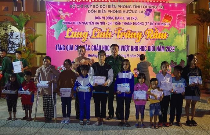 Đại diện các đơn vị trao 30 suất học bổng cho học sinh nghèo vượt khó học giỏi trên địa bàn 2 xã Hướng Việt, Hướng Lập. Ảnh: Đình Tiến Đại diện các đơn vị trao 30 suất học bổng cho học sinh nghèo vượt khó học giỏi trên địa bàn 2 xã Hướng Việt, Hướng Lập. Ảnh: Đình Tiến