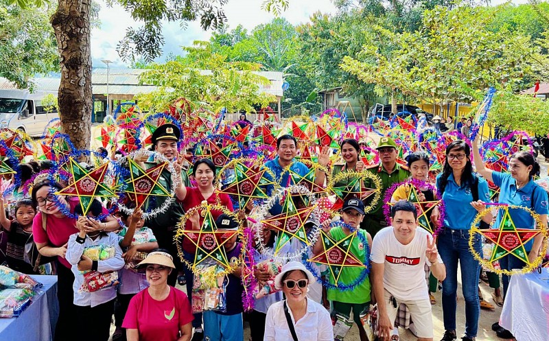 Tuổi trẻ Công an Quảng Nam và các thành viên đoàn từ thiện chung vui Tết Trung thu sớm cùng các em học sinh (Ảnh: Báo Công an nhân dân).) Tuổi trẻ Công an Quảng Nam và các thành viên đoàn từ thiện chung vui Tết Trung thu sớm cùng các em học sinh (Ảnh: Báo Công an nhân dân).)