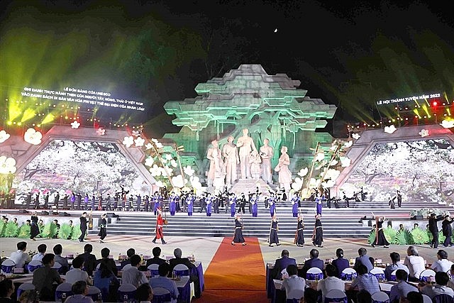   An art performance at the ceremony. 