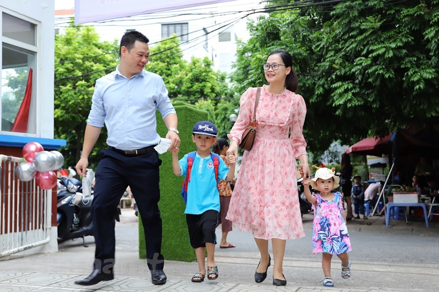 [Photo] Không khí hân hoan của học sinh Thủ đô trong ngày khai giảng | Giáo dục | Vietnam+ (VietnamPlus)