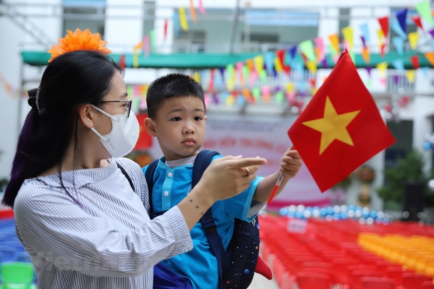 [Photo] Không khí hân hoan của học sinh Thủ đô trong ngày khai giảng | Giáo dục | Vietnam+ (VietnamPlus)
