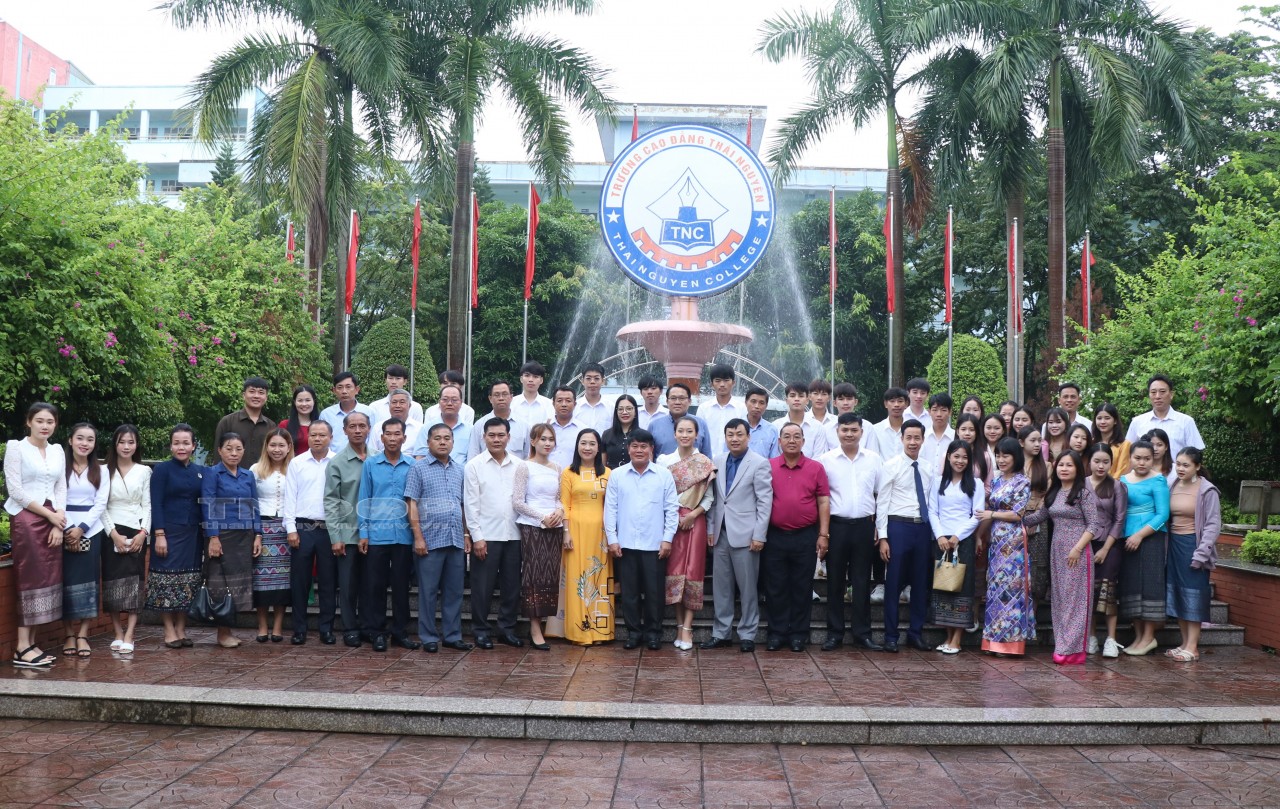 Tăng cường hợp tác nhiều mặt đặc biệt là giáo dục giữa Thái Nguyên và tỉnh Bò Kẹo (Lào) Tăng cường hợp tác nhiều mặt đặc biệt là giáo dục giữa Thái Nguyên và tỉnh Bò Kẹo (Lào)