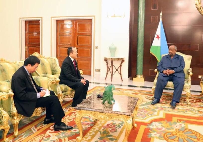 Tổng thống Djibouti chào mừng Đại sứ Nguyễn Huy Dũng, khẳng định mong muốn củng cố và thúc đẩy quan hệ song phương với Việt Nam. Tổng thống Djibouti chào mừng Đại sứ Nguyễn Huy Dũng, khẳng định mong muốn củng cố và thúc đẩy quan hệ song phương với Việt Nam.