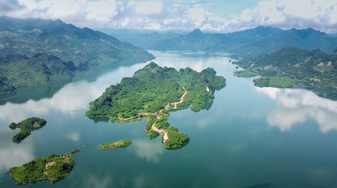 10 Most Beautiful Lakes in Vietnam 10 Most Beautiful Lakes in Vietnam