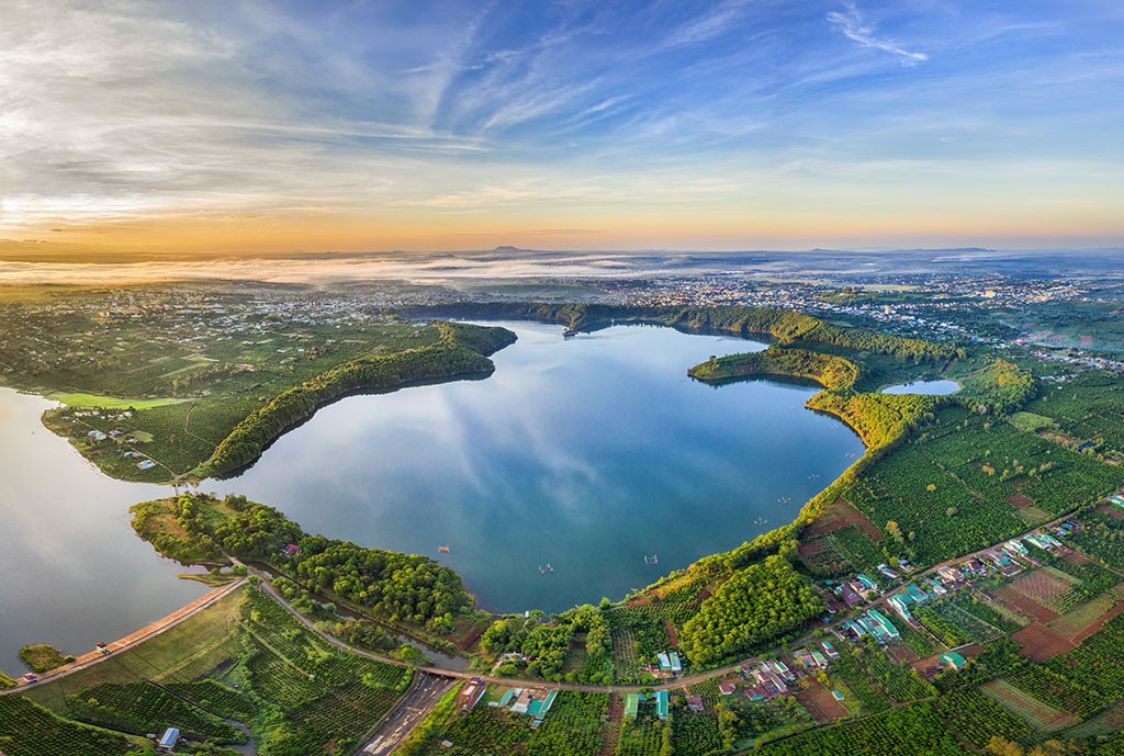 10 Most Beautiful Lakes in Vietnam 10 Most Beautiful Lakes in Vietnam