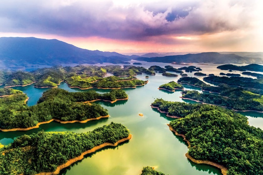 10 Most Beautiful Lakes in Vietnam 10 Most Beautiful Lakes in Vietnam