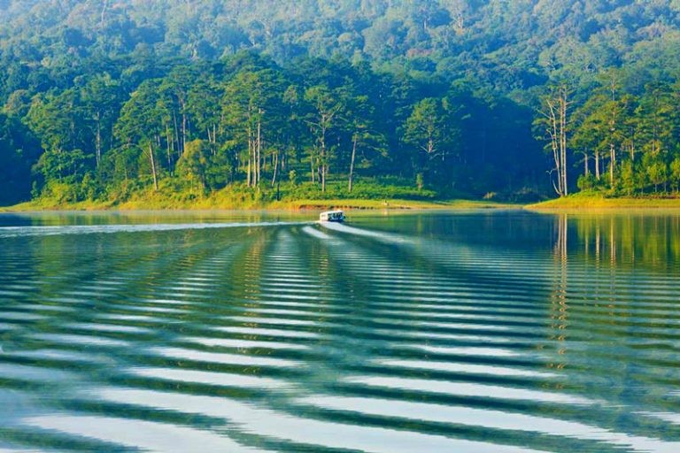 10 Most Beautiful Lakes in Vietnam 10 Most Beautiful Lakes in Vietnam