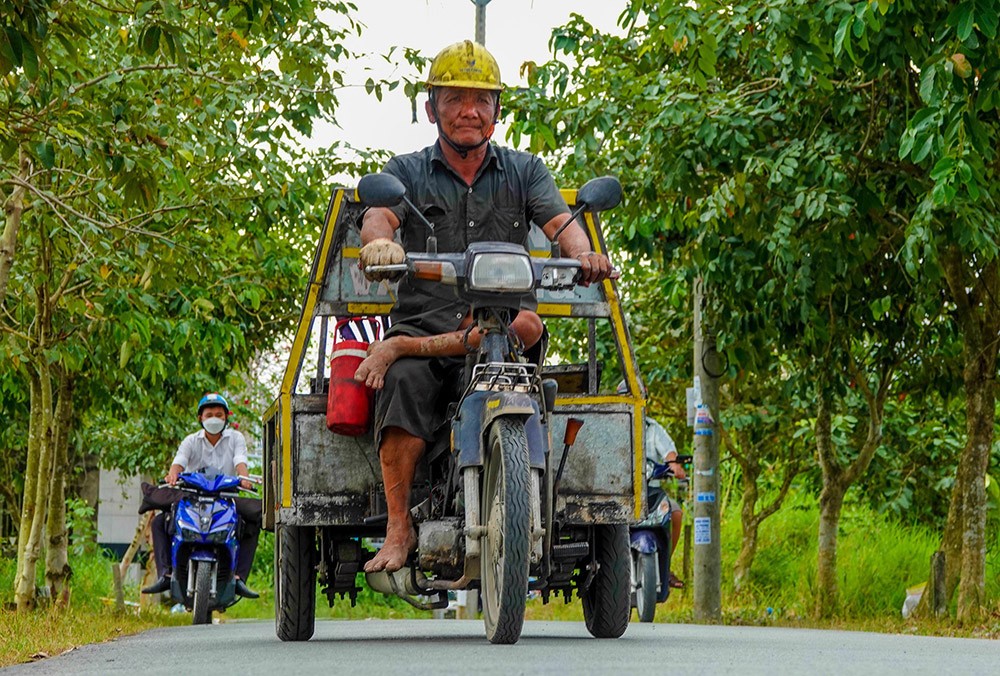 Người đàn ông 10 năm 'săn' ổ gà, chữa lành những con đường ở Cần Thơ Người đàn ông 10 năm 'săn' ổ gà, chữa lành những con đường ở Cần Thơ