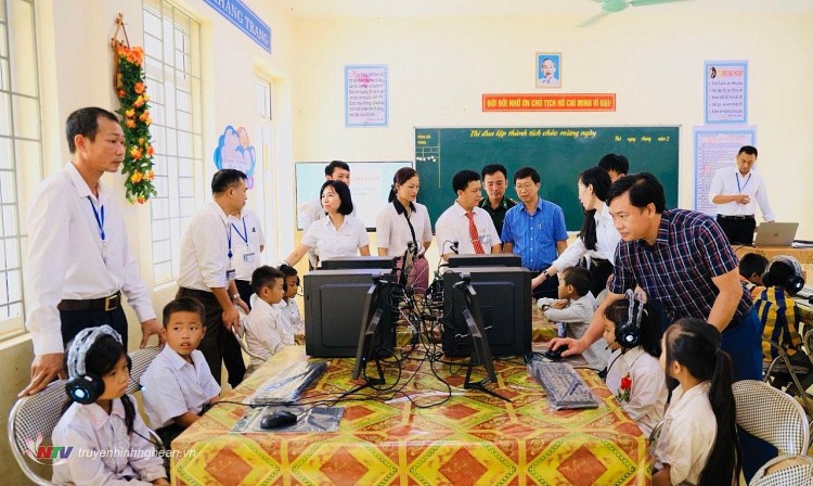 EVNGENCO1 tặng máy tính cho các trường học ở Tương Dương (Nghệ An) EVNGENCO1 tặng máy tính cho các trường học ở Tương Dương (Nghệ An)
