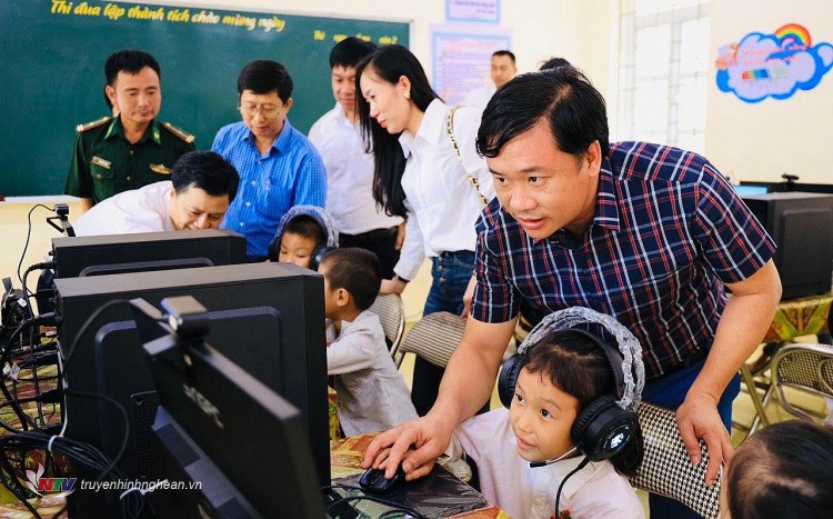 EVNGENCO1 tặng máy tính cho các trường học ở Tương Dương (Nghệ An) EVNGENCO1 tặng máy tính cho các trường học ở Tương Dương (Nghệ An)