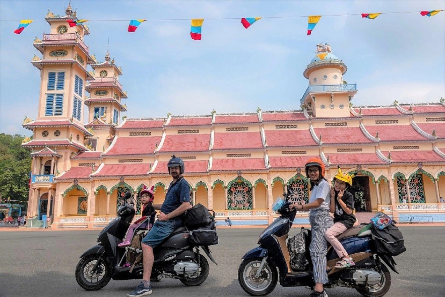 Vietnamese wife and Canadian husband take their children to travel through 30 countries