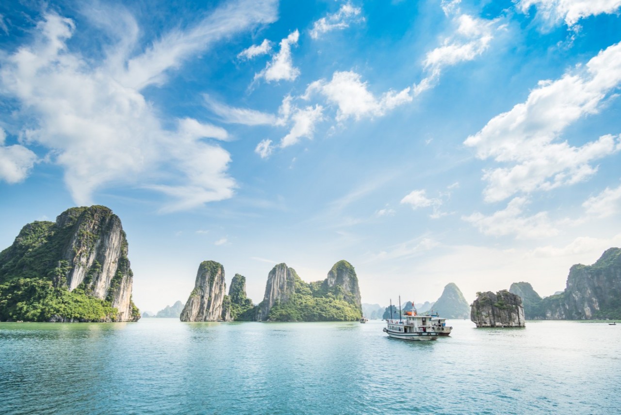 Vịnh Hạ Long hai lần được UNESCO công nhận là Di sản thiên nhiên thế giới vào năm 1994 và 2000. Vịnh Hạ Long hai lần được UNESCO công nhận là Di sản thiên nhiên thế giới vào năm 1994 và 2000.