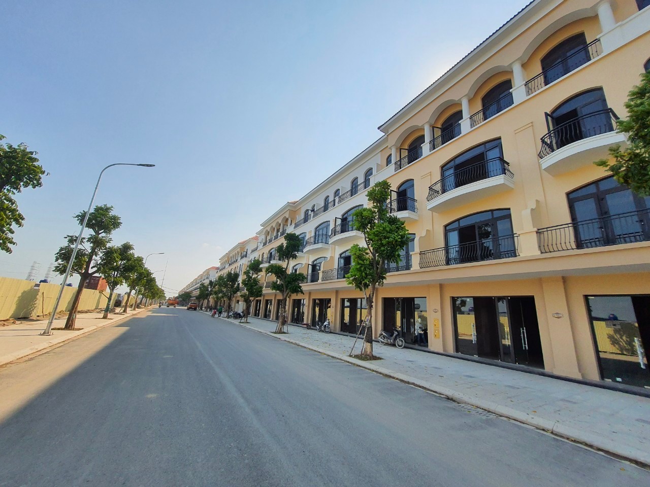 Thời điểm này, nhiều căn thấp tầng đã sẵn sàng chào đón các tân chủ nhân chuyển về nhà mới. Thời điểm này, nhiều căn thấp tầng đã sẵn sàng chào đón các tân chủ nhân chuyển về nhà mới.
