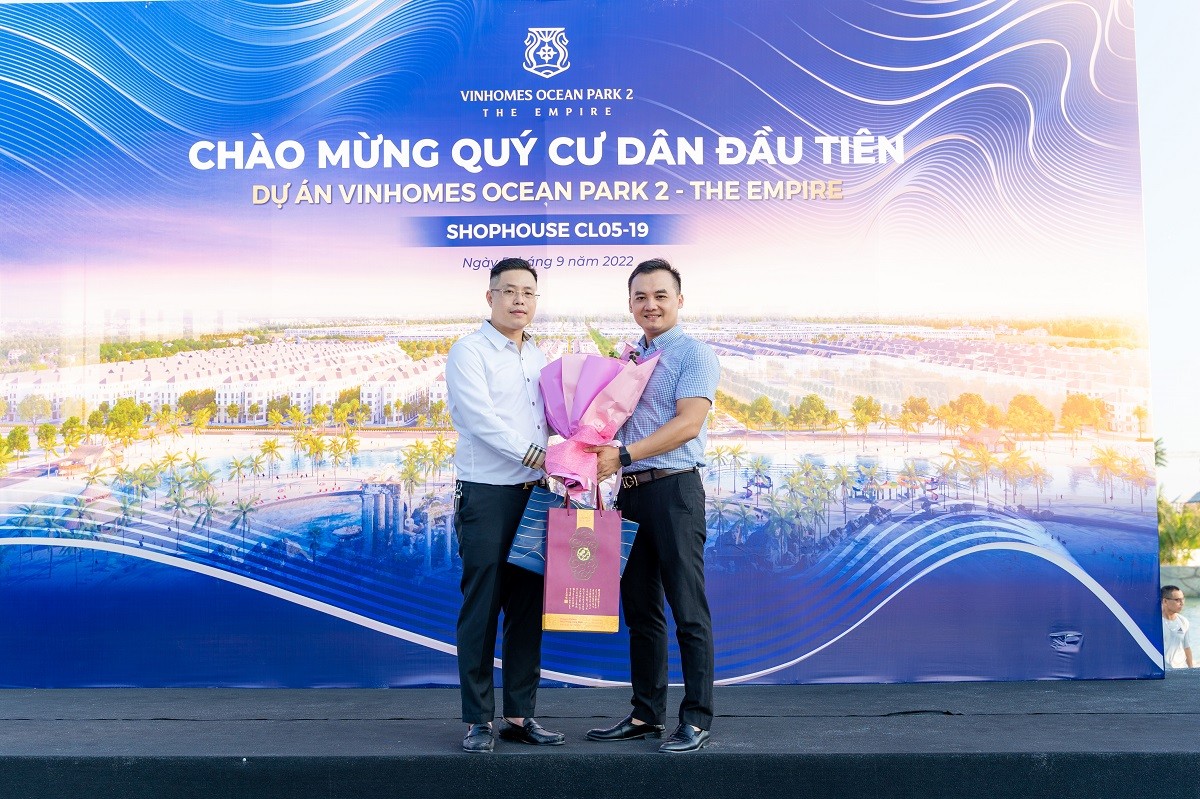 Khách hàng Thiều Ngọc Sơn nhận hoa và quà bàn giao từ Chủ đầu tư Vinhomes dành cho chủ nhân căn shophouse đầu tiên của dự án Vinhomes Ocean Park 2 – The Empire. Khách hàng Thiều Ngọc Sơn nhận hoa và quà bàn giao từ Chủ đầu tư Vinhomes dành cho chủ nhân căn shophouse đầu tiên của dự án Vinhomes Ocean Park 2 – The Empire.