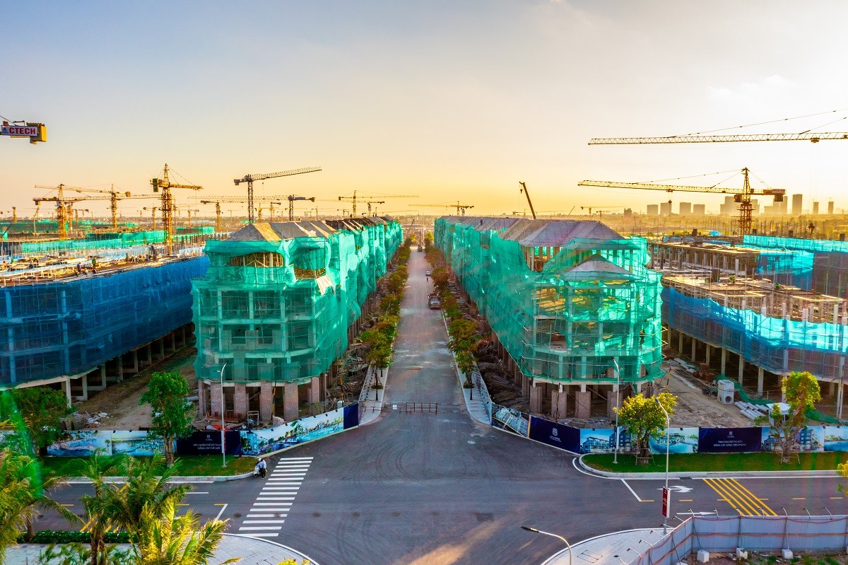 Diện mạo Vinhomes Ocean Park 2 – The Empire thay đổi từng ngày với tiến độ thi công “thần tốc”. Diện mạo Vinhomes Ocean Park 2 – The Empire thay đổi từng ngày với tiến độ thi công “thần tốc”.