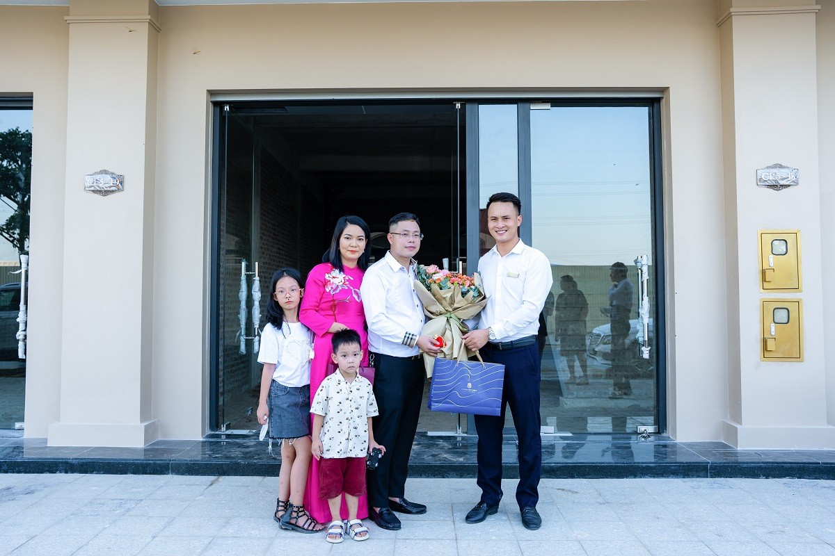 Gia đình khách hàng Thiều Ngọc Sơn chụp ảnh lưu niệm trước cửa căn shophouse CL 05 - 19. Gia đình khách hàng Thiều Ngọc Sơn chụp ảnh lưu niệm trước cửa căn shophouse CL 05 - 19.