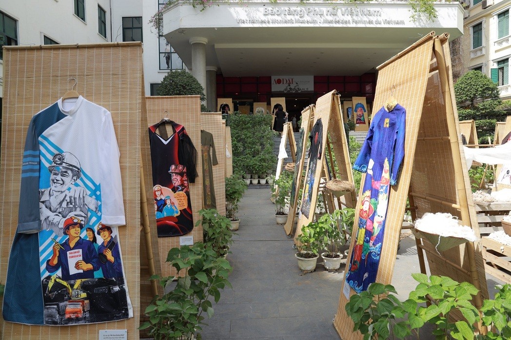 Ao dai On The Heritage Path Ao dai On The Heritage Path