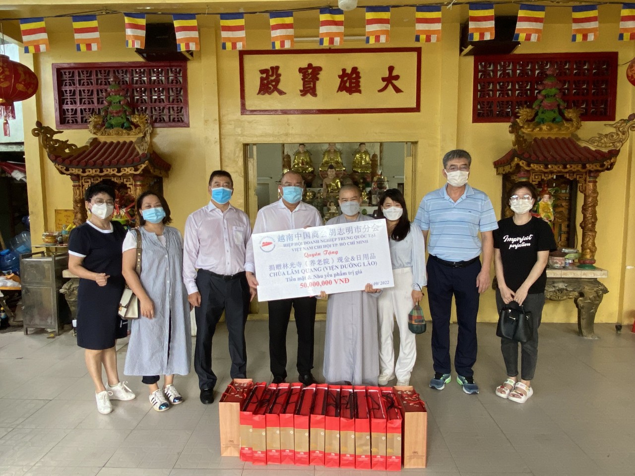 Hiệp hội doanh nghiệp Trung Quốc chi hội TP.HCM tặng quà, tiền mặt cho trẻ em, người già tại TP.HCM Hiệp hội doanh nghiệp Trung Quốc chi hội TP.HCM tặng quà, tiền mặt cho trẻ em, người già tại TP.HCM