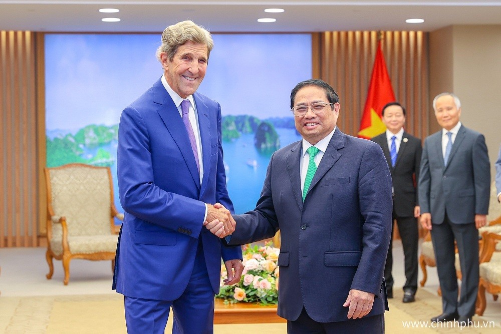 Prime Minister Pham Minh Chinh (right) and US Special Presidential Envoy for Climate John Kerry. Photo: VNA Prime Minister Pham Minh Chinh (right) and US Special Presidential Envoy for Climate John Kerry. Photo: VNA