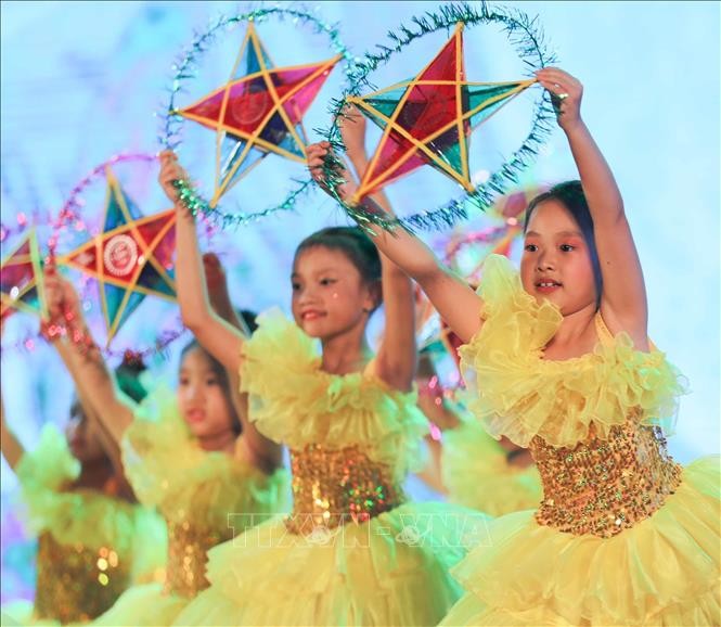 Các em thiếu nhi biểu diễn văn nghệ trong lễ khai mạc. Ảnh: Thanh Tùng/TTXVN Các em thiếu nhi biểu diễn văn nghệ trong lễ khai mạc. Ảnh: Thanh Tùng/TTXVN