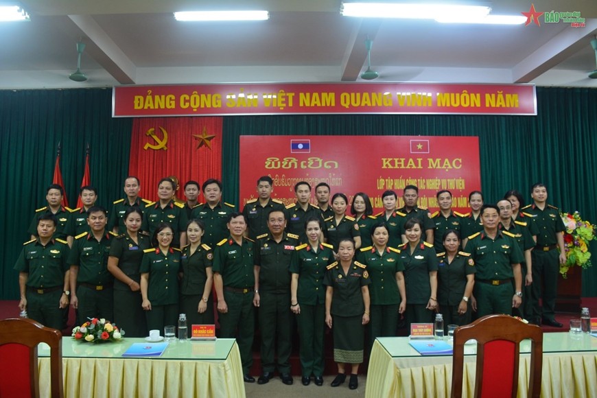 Các đại biểu chụp ảnh lưu niệm. 