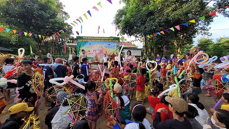 This is the first time children from Avia village (Laos) have participated in the Mid-Autumn Festival in Vietnam. The children are very happy to meet many friends in Vietnam. This is the first time children from Avia village (Laos) have participated in the Mid-Autumn Festival in Vietnam. The children are very happy to meet many friends in Vietnam.