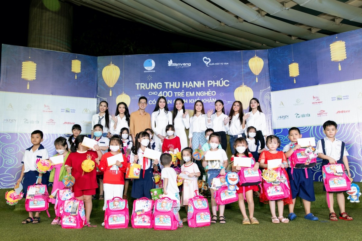 Hoa hậu Hòa bình Quốc tế 2021 Nguyễn Thúc Thùy Tiên tặng quà Trung thu cho trẻ em khó khăn tại chương trình. Hoa hậu Hòa bình Quốc tế 2021 Nguyễn Thúc Thùy Tiên tặng quà Trung thu cho trẻ em khó khăn tại chương trình.