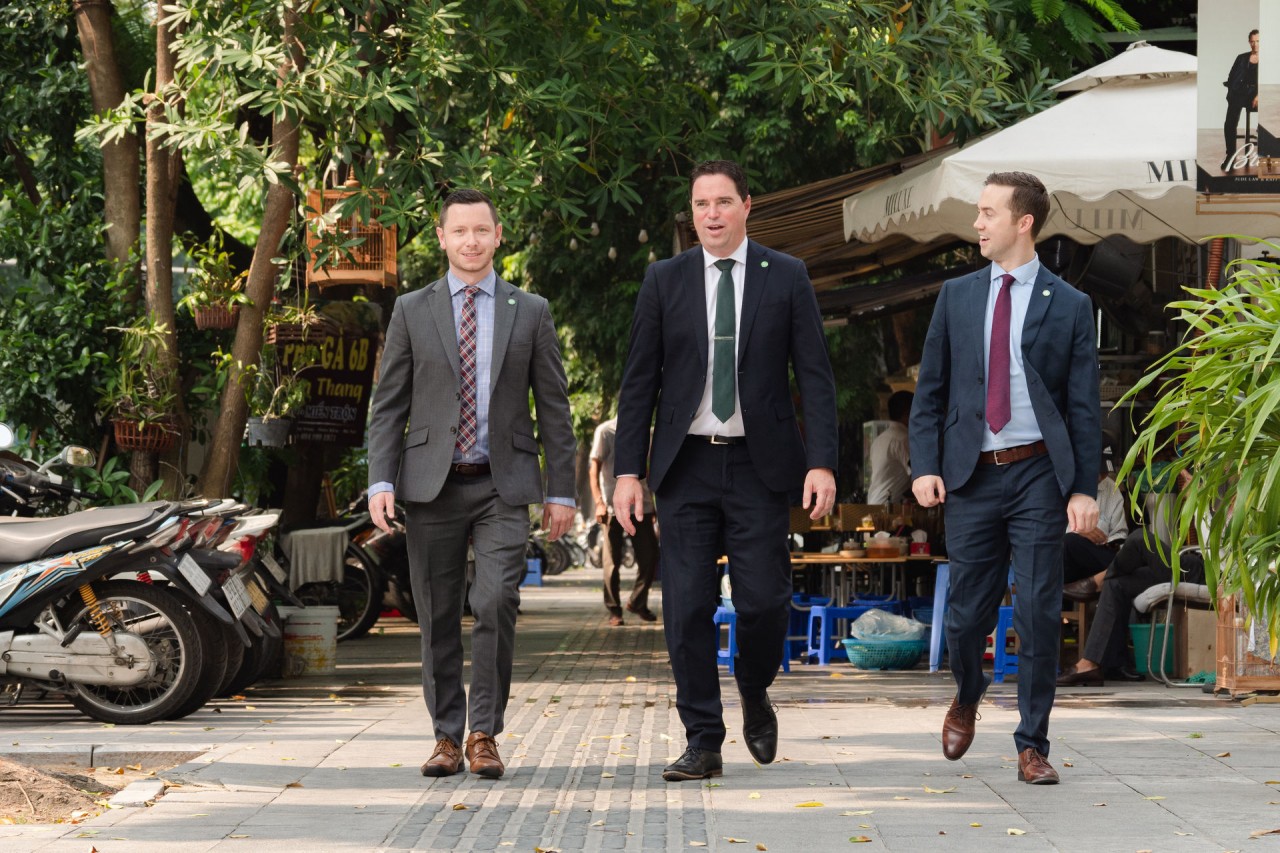 Ông Shane Hamill - Giám đốc phát triển kinh doanh toàn cầu Bord Bia, ông Martin Heydon - Bộ trưởng Nông nghiệp, Thực phẩm và Hàng hải Ireland và Giám đốc khu vực Đông Nam Á của Bord Bia - Ciaran Gallagher (từ trái qua)