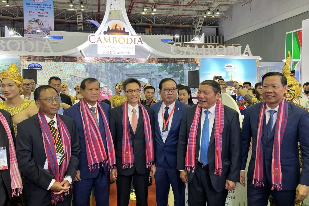 Sau nghi lễ khai mạc, Phó Thủ tướng Vũ Đức Đam và các đại biểu đã đi tham quan các gian hàng tham gia hội chợ. Sau nghi lễ khai mạc, Phó Thủ tướng Vũ Đức Đam và các đại biểu đã đi tham quan các gian hàng tham gia hội chợ.